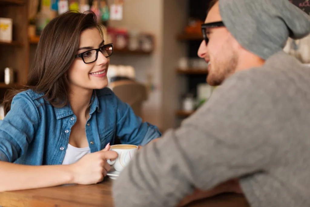Todos hemos imaginado a esa tía inflexible, pero la realidad es que el origen de la frase es mucho más exótico y medicinal.
