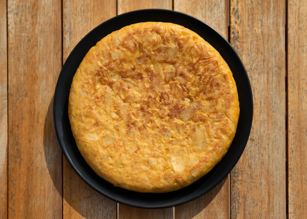 Profundizamos en el argumento de Carmen contra el uso de la cebolla, una declaración que desafía a la mitad del país y que se basa en la historia y la pureza de la tortilla. Fuente: Freepik 
