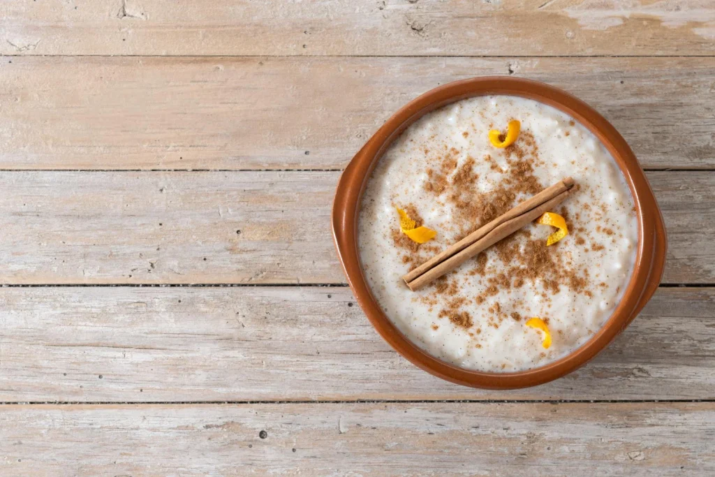 Exploramos cómo esta técnica del arroz con leche se ha convertido en un legado familiar, un tesoro culinario transmitido con el cariño de madres a hijos en Asturias. Fuente: Freepik
