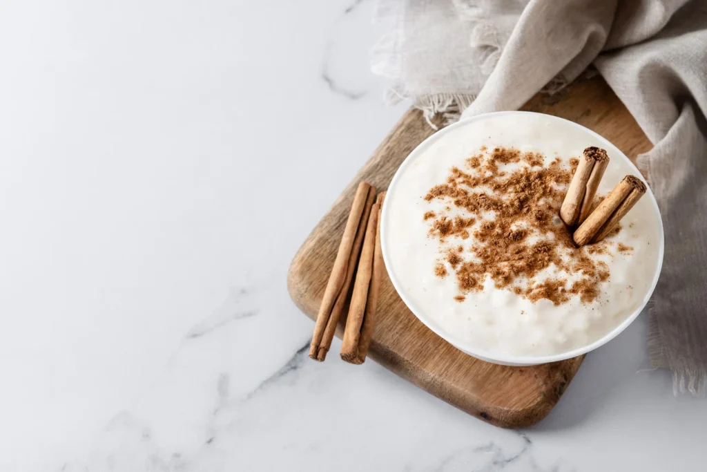 La cremosidad es fundamental, pero el método del agua influye directamente en otro aspecto esencial del arroz con leche: el sabor y el aroma. Fuente: Freepik
