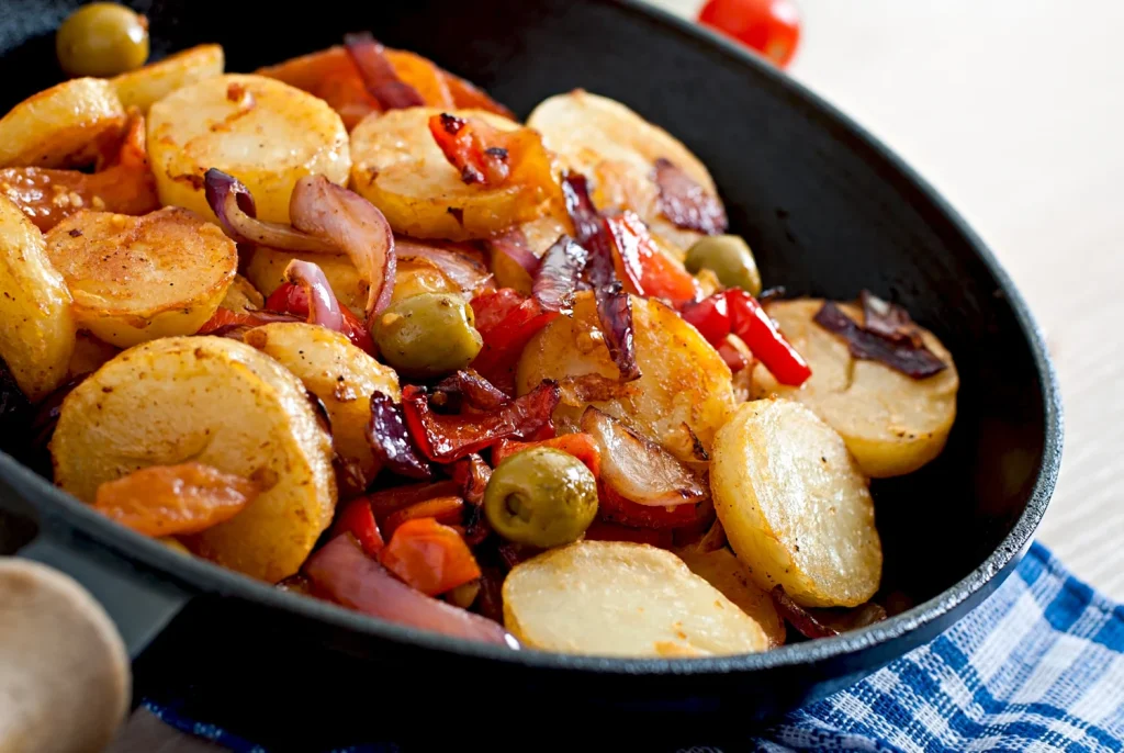 El alma de unas buenas patatas a lo pobre no solo está en sus ingredientes, sino en el mimo y el tiempo que se les dedica en la cocina. Fuente: Freepik
