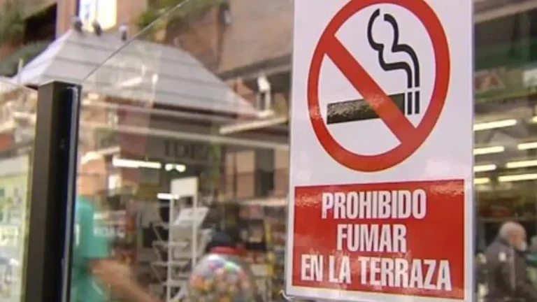 Acusan al Gobierno de lucrarse y ahogar a los bares por la prohibición de fumar en terrazas: 
