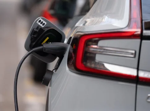 Adiós a las ayudas a los coches eléctricos. la gente las necesita, pero 9 comunidades autónomas agotan fondos Adiós a las ayudas a los coches eléctricos: la gente las necesita, pero 9 comunidades autónomas agotan fondos