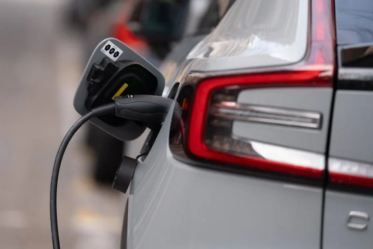 Adiós a las ayudas a los coches eléctricos: la gente las necesita, pero 9 comunidades autónomas agotan fondos
