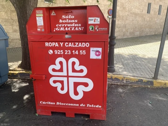 Adiós a los contenedores de ropa usada en España: Cáritas, al borde del colapso por el coste de recogida