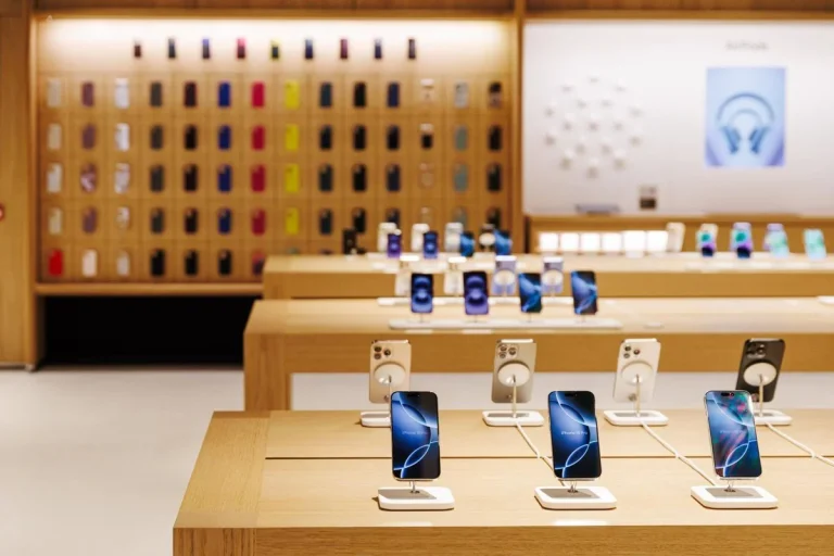 Apple acelera los AirPods con cámara: serán los ojos de Siri