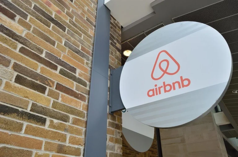 Airbnb contraataca al Gobierno cambiando para siempre su plataforma de alquileres vacacionales en todo el mundo