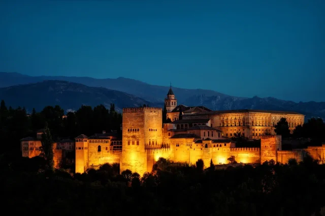 María Gil (51), guía de Granada: "El error de tu vida es verla de día: la Alhambra de noche guarda un alma oculta que te deslumbrará"