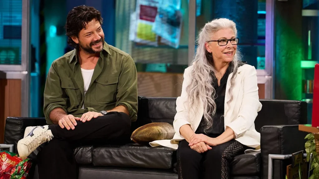 Álvaro Morte y Kiti Mánver presentan 'Dos tumbas' en ‘La Revuelta' 