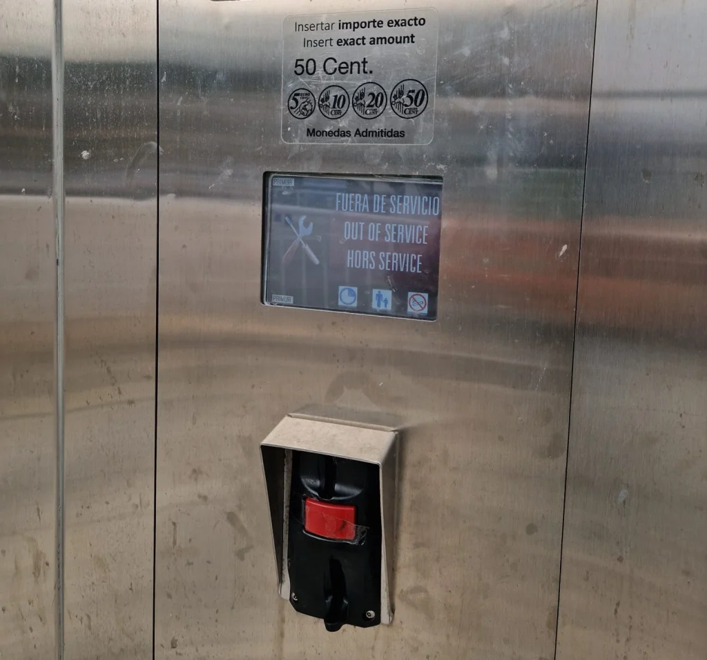 Baños de pago fuera de servicio en el pueblo de Cudillero