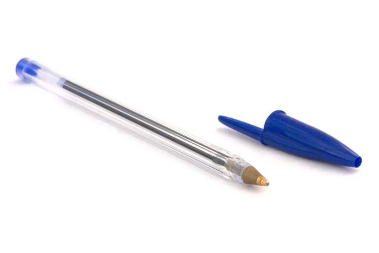 La ley no escrita del boli BIC: el gesto que definía nuestra paciencia (y salvaba las pilas del Walkman)