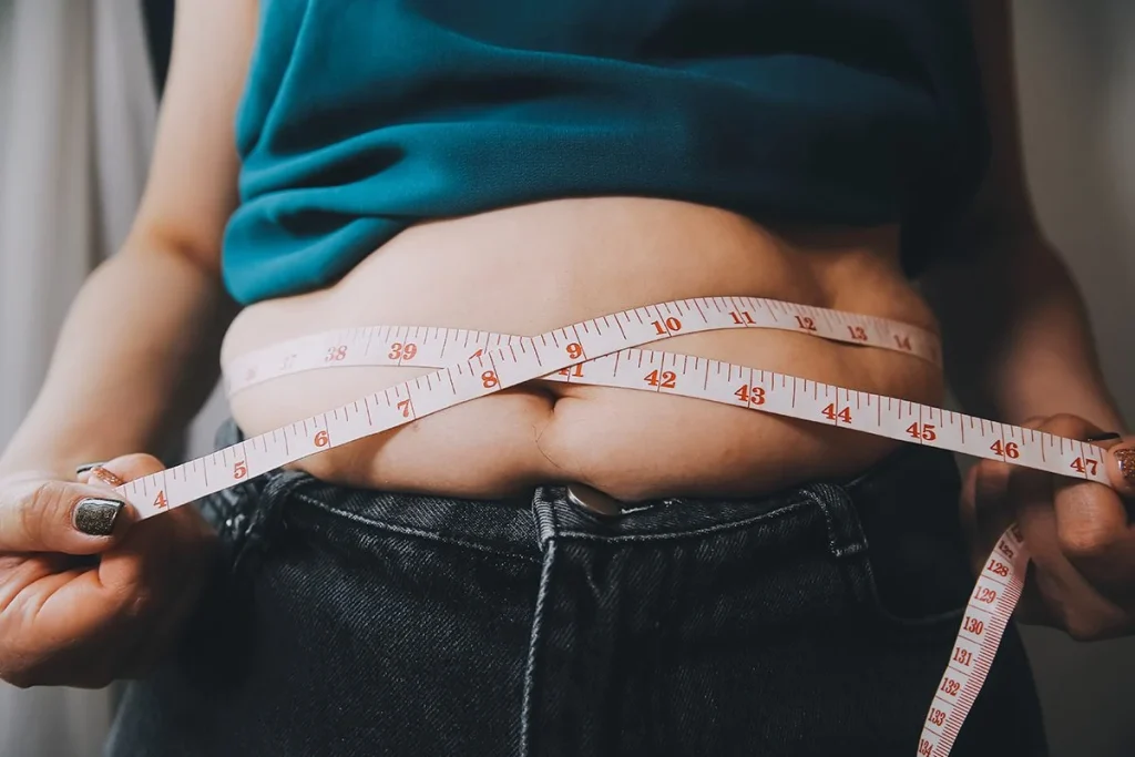 CÓMO AYUDA A COMBATIR LA OBESIDAD