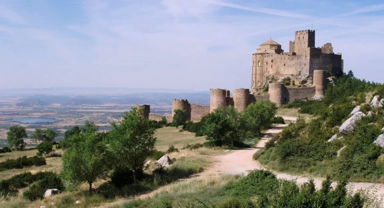 Parece una fortaleza de 'El Señor de los Anillos', pero es el castillo románico mejor conservado del mundo y está en Huesca