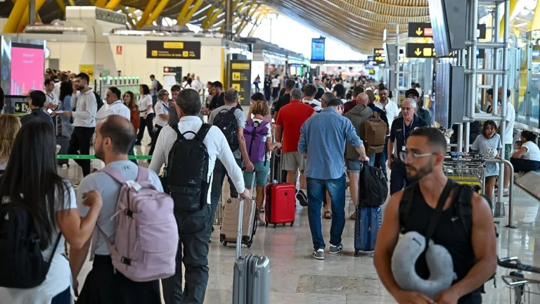 Colas interminables, retrasos y ratas por la Terminal 1: la huelga indefinida de Barajas sigue generando caos
