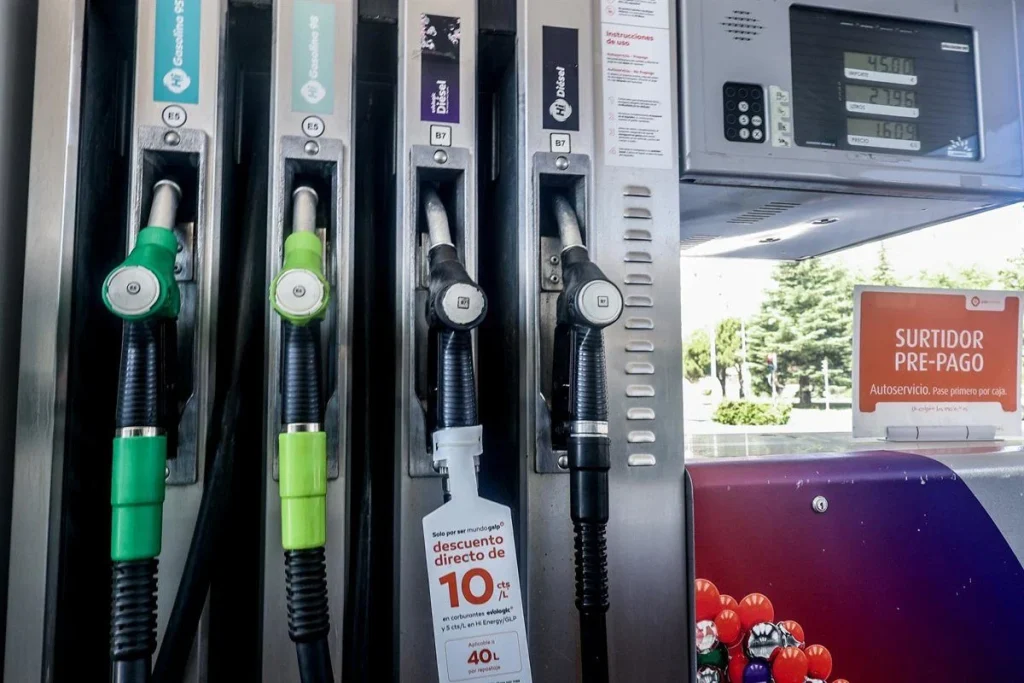 Comparativa con 2024: llenar el depósito sale hasta 6 euros más barato