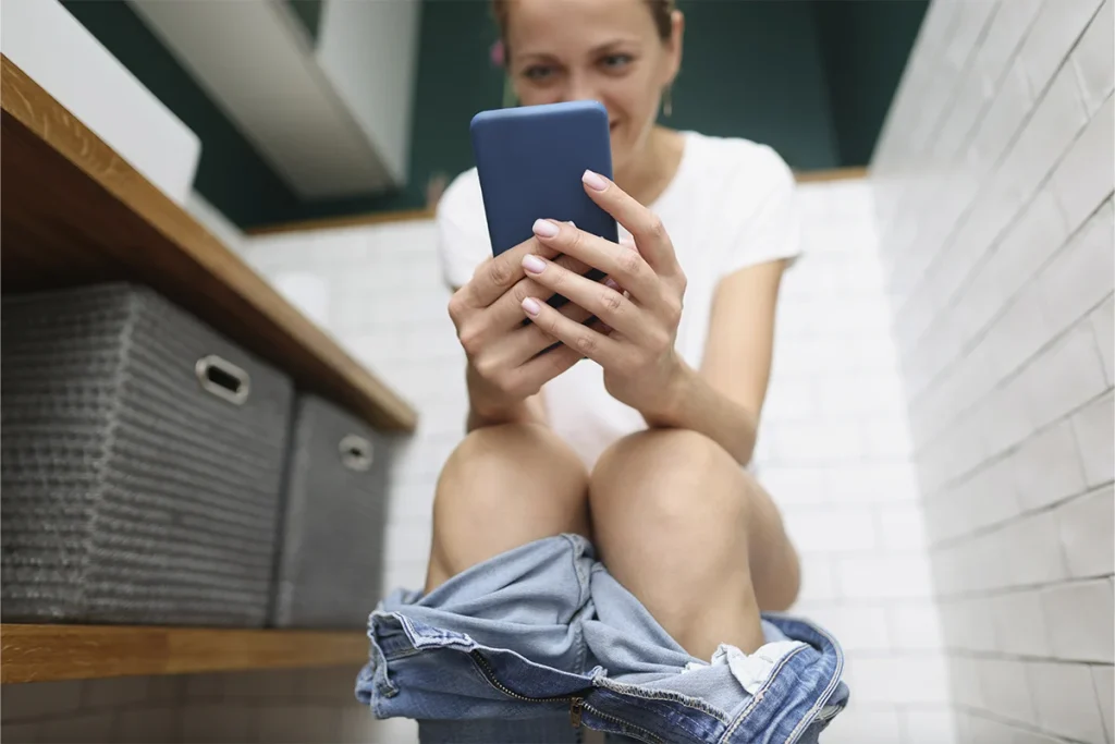Consecuencias de usar el móvil en el baño para la salud