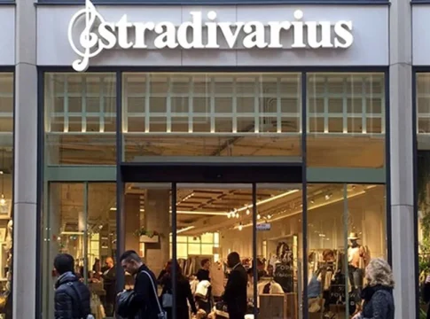 Cuestan menos de 10 euros y hacen magia los pantalones de Stradivarius que te hacen ver más alta y estilizada | Fuente: Stradivarius Cuestan menos de 10 euros y hacen magia: los pantalones de Stradivarius que te hacen ver más alta y estilizada