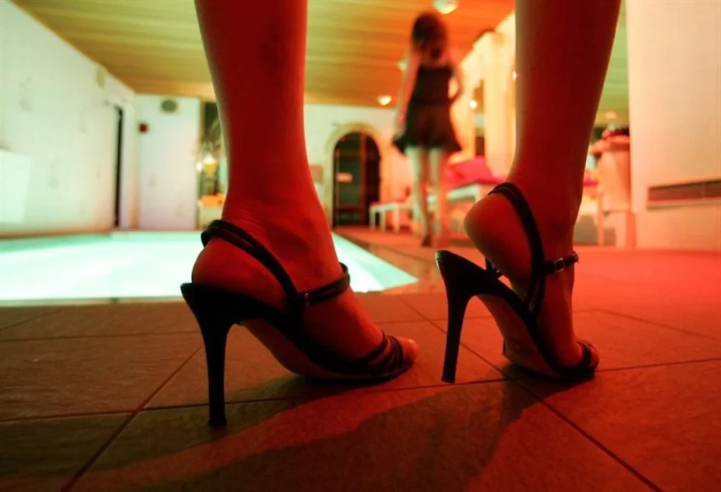 De los clubes a la red: cómo la prostitución se oculta ahora en anuncios y perfiles digitales