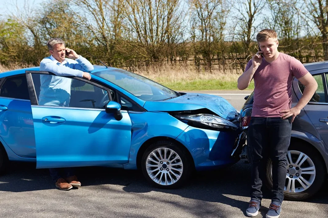 ENLACE FRAUDULENTO EN LA ESTAFA DEL RETROVISOR