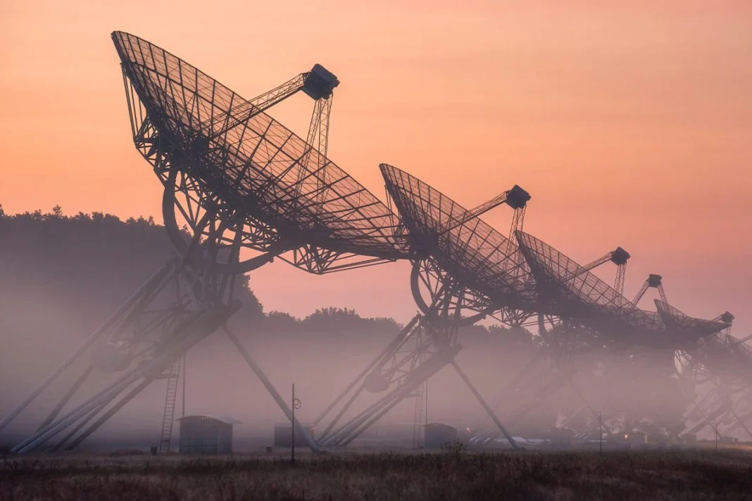 EVENTOS CÓSMICOS EXTREMOS DIERON ORIGEN A LA MISTERIOSA ONDA DE RADIO