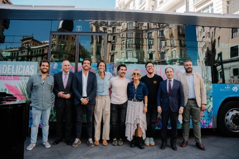 Una actuación sorpresa de Hey Kid y Paula Mattheus lleva El Jardín de las Delicias al centro de Madrid de la mano de Endesa y EMT