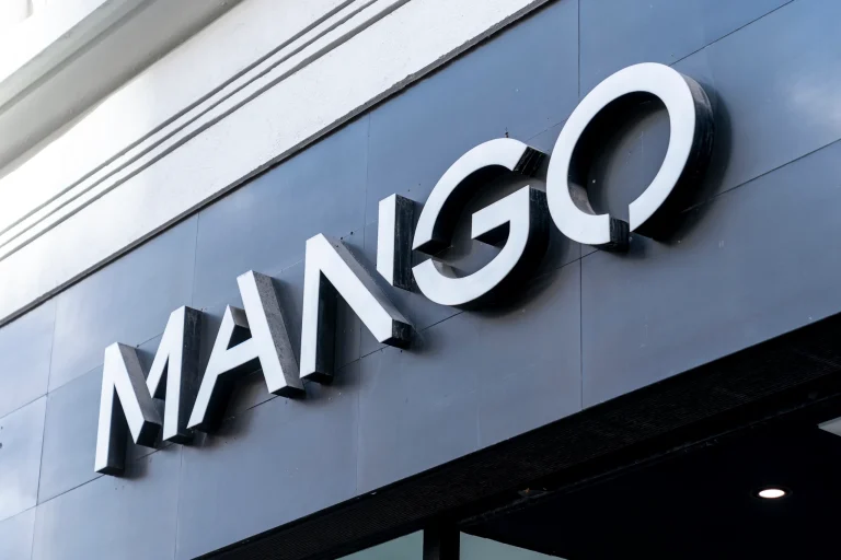 El bolso shopper que usó la infanta Sofía en el Forward College ya tiene su versión low cost en Mango y se vende por menos de 30 euros