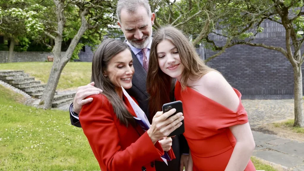 El bolso shopper que usó la infanta Sofía en el Forward College ya tiene su versión low cost en Mango y se vende por menos de 30 euros