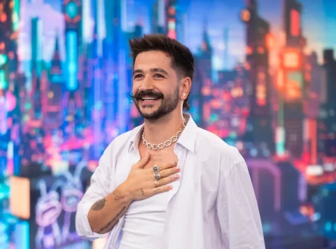 El cantante Camilo ha sorprendido a todos con su «psicópata» confesión en ‘El Hormiguero’ cuadros con sangre de sus hijas | Fuente: Antena 3 El cantante Camilo ha sorprendido a todos con su «psicópata» confesión en ‘El Hormiguero’: cuadros con sangre de sus hijas