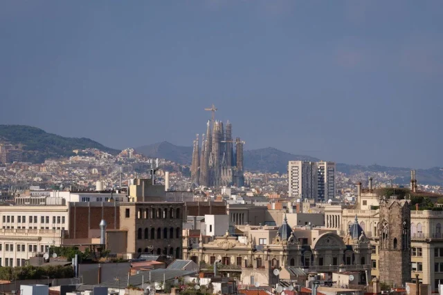 El debate sobre si bajarán o no los precios del alquiler en Barcelona al eliminar los pisos turísticos olvida los 40.000 empleos que podrían destruirse