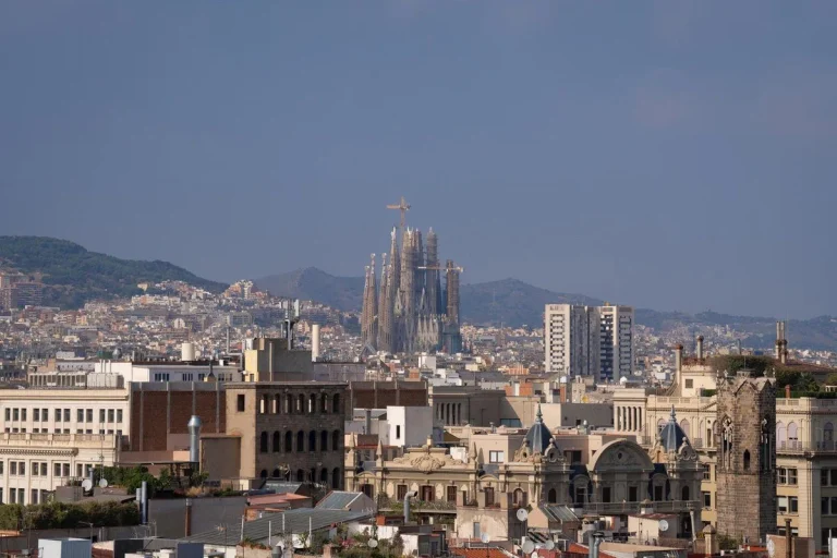 El debate sobre si bajarán o no los precios del alquiler en Barcelona al eliminar los pisos turísticos olvida los 40.000 empleos que podrían destruirse