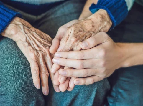 El drama oculto de las 800.000 personas con alzhéimer en España. cada paciente tiene un coste devastador y las familias lo asumen casi todo El drama oculto de las 800.000 personas con alzhéimer en España: cada paciente tiene un coste devastador y las familias lo asumen casi todo