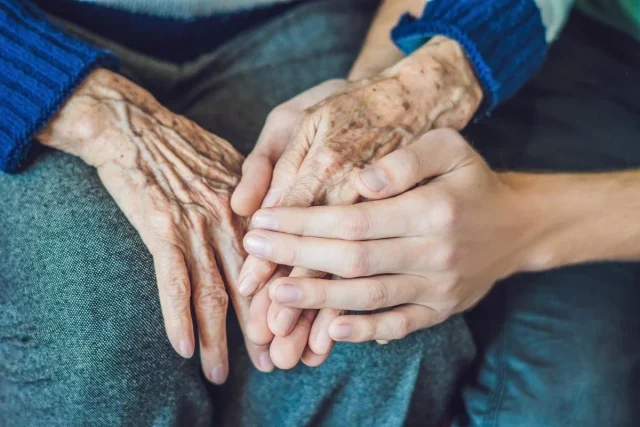 El drama oculto de las 800.000 personas con alzhéimer en España: cada paciente tiene un coste devastador y las familias lo asumen casi todo