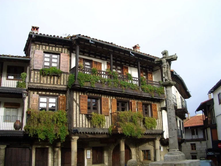 El primer pueblo declarado Monumento Histórico Nacional tiene un curioso encanto francés y un cerdito callejero que todos conocen y alimentan