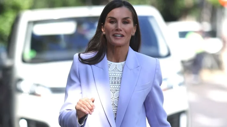 El traje blanco de Armani que cambió la imagen de la reina Letizia y arrasó en ventas en todo el país