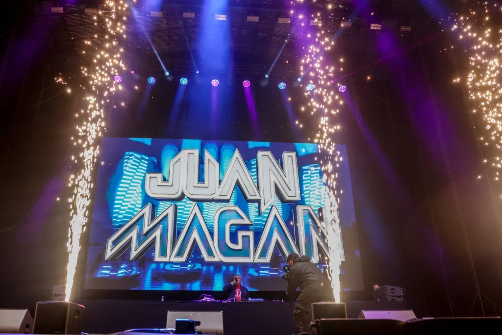 El cantante Juan Magán actúa en el concierto ‘Locos por la Música’, en el Estadio Santiago Bernabéu, a 26 de abril de 2024, en Madrid. Fuente: Agencias