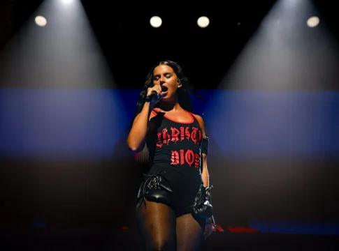 Pie de Foto: La cantante Nathy Peluso durante un concierto en el festival Sónar 2025, en la Fira de Barcelona Gran Via, a 14 de junio de 2025. Fuente: Agencias