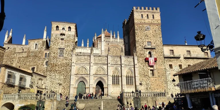 La 'Capilla Sixtina' olvidada de Extremadura: los frescos de un monasterio de Cáceres que rivalizan con los de Miguel Ángel y se visitan casi en soledad