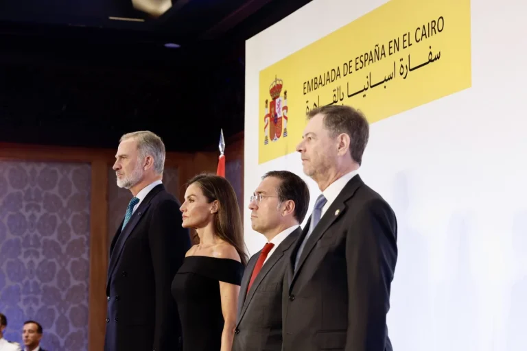Felipe VI se sensibiliza en Egipto y lanza duras críticas ante la «devastación total» de Gaza en plena ofensiva israelí