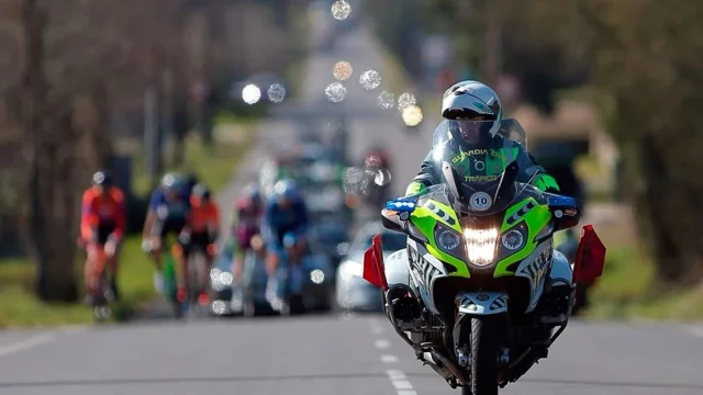 La Guardia Civil de Tráfico, contra sus nuevas motos y la DGT: "Los chalecos fallan"