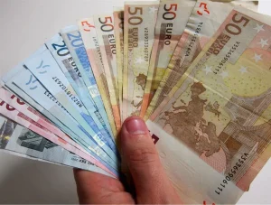 Ibercaja y Sabadell elevan la apuesta con más de 800 euros en efectivo