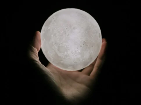 LAS FASES LUNARES PODRÍAN INFLUIR EN LOS PATRONES DE SUEÑO LAS FASES LUNARES PODRÍAN INFLUIR EN LOS PATRONES DE SUEÑO