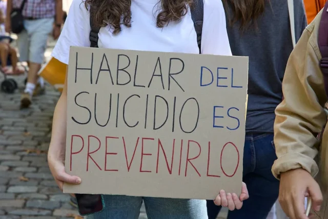 Los hombres españoles cometen tres veces más suicidios que las mujeres: el INE confirma casi 3.000 fallecidos al año como primera causa externa