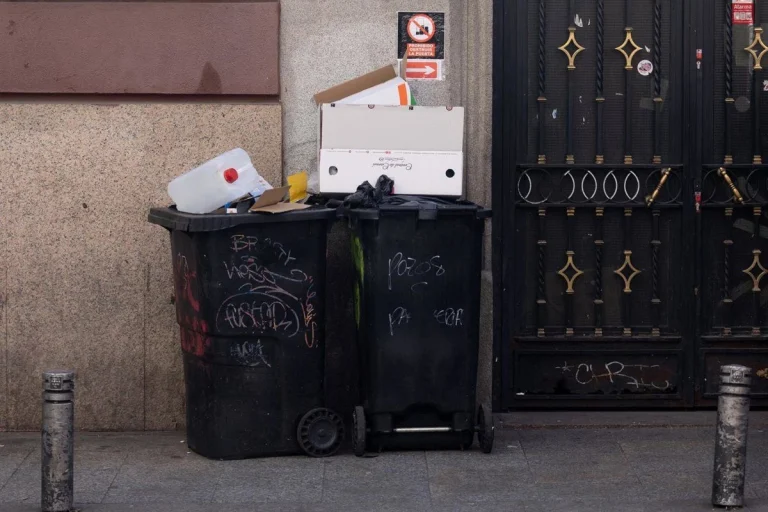 La nueva tasa de basuras en Madrid multiplica la brecha entre barrios: de 574 euros en El Plantío a apenas 45 en San Cristóbal
