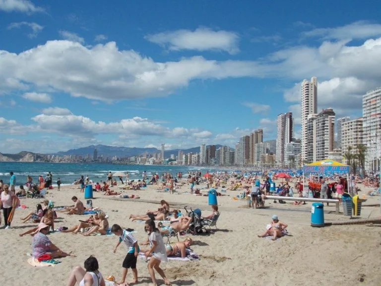 Barcelona prohíbe fumar en playas: solo dos municipios exentos este verano