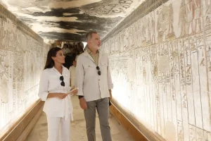 Los Reyes han realizado un recorrido por el Valle de los Reyes