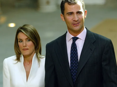 Los detalles y el simbolismo detrás del look histórico de la Reina Letizia | Fuente: Agencias Los detalles y el simbolismo detrás del look histórico de la Reina Letizia