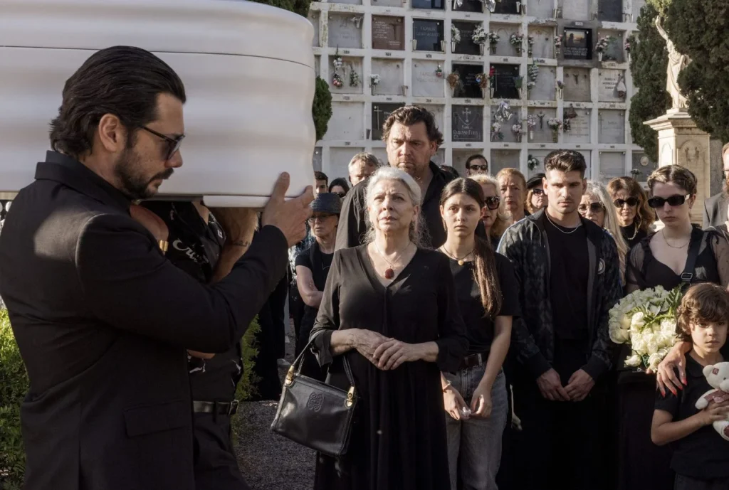 Netflix prepara su gran estreno con Dos tumbas, mientras otras plataformas ya exprimen el universo de la autora