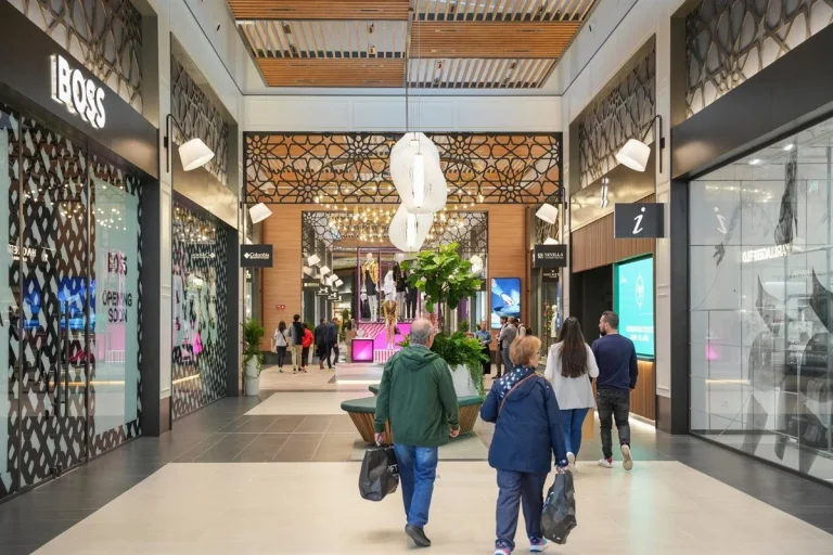 No estaba loca: cada vez veo más gente en los centros comerciales españoles y los datos explican los motivos