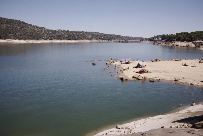 La playa 'secreta' a una hora de Madrid que no es un pantano y donde te sentirás como en el Mediterráneo