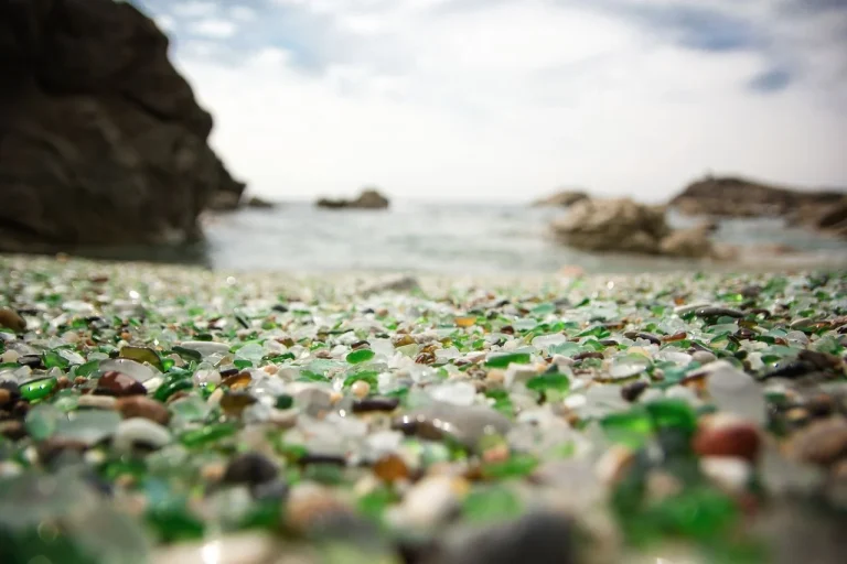 La llaman la 'playa de los cristales' y no es por el agua: un vertedero ilegal la convirtió en un tesoro multicolor